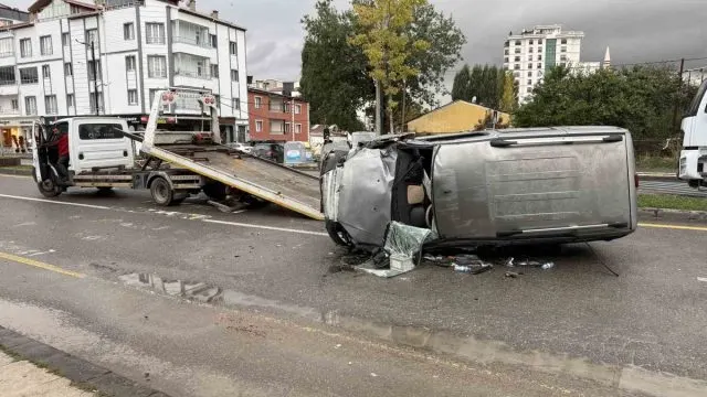 Sivas'ta Hafif Ticari Araç Ağaca Çarpıp Yan Yattı Sivas'ta Hafif Ticari Araç Ağaca Çarpıp Yan Yattı