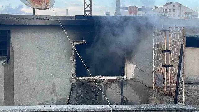 Karaman'da Çatı Katındaki Yangın İtfaiye Müdahalesiyle Söndürüldü Karaman'da Çatı Katındaki Yangın İtfaiye Müdahalesiyle Söndürüldü