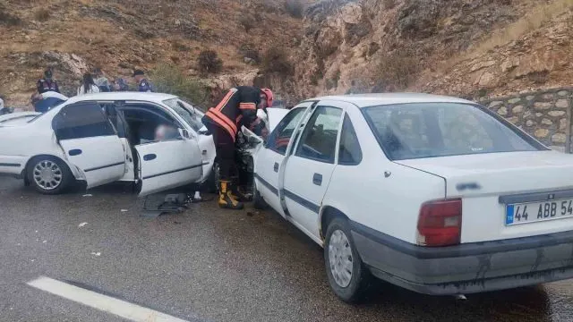 Malatya-Kayseri Yolunda İki Otomobil Çarpıştı: 6 Yaralı
