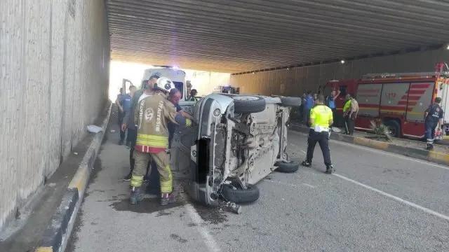 İ̇skenderun’da Yan Yatan Otomobildeki 2 Kişi Yaralandı