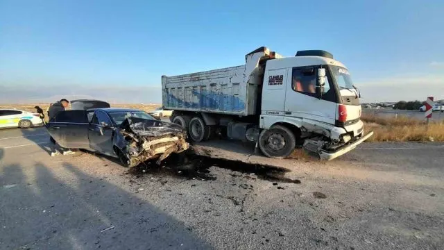 Konya Karapınar'da Kamyon Ve Otomobil Çarpıştı
