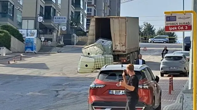 Nilüfer’de Sülfürik Asit Alarmı: Cadde Trafiğe Kapatıldı Nilüfer’de Sülfürik Asit Alarmı: Cadde Trafiğe Kapatıldı