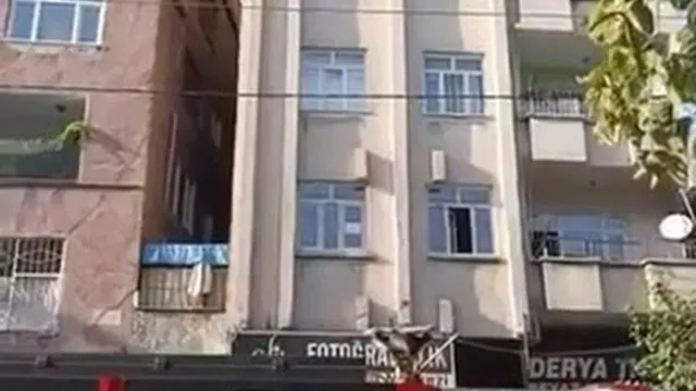 Diyarbakır Bağlar'da Apartmanın Üçüncü Katındaki Yangın Söndürüldü