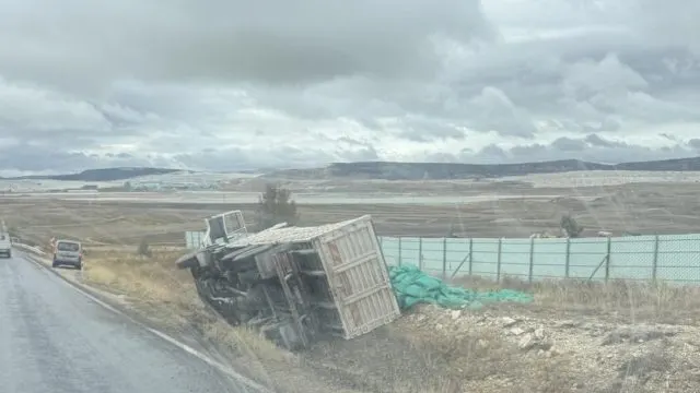 Seyitgazi'nde Şarampole Devrilen Kamyondan Çuvallar Saçıldı