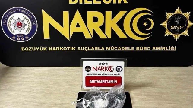 Bozüyük'te Uyuşturucu Operasyonu: Metamfetamin Ele Geçirildi, 3 Şüpheli Yakalandı Bozüyük'te Uyuşturucu Operasyonu: Metamfetamin Ele Geçirildi, 3 Şüpheli Yakalandı