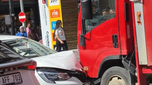 Adıyaman'da Otomobil Park Halindeki Kamyonete Çarptı: 12 Yaralı
