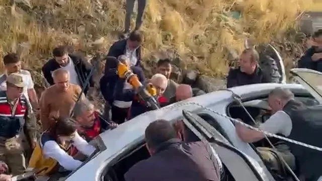Karakoçan'da Takla Atan Otomobildeki 3 Yaralı Kurtarıldı Karakoçan'da Takla Atan Otomobildeki 3 Yaralı Kurtarıldı