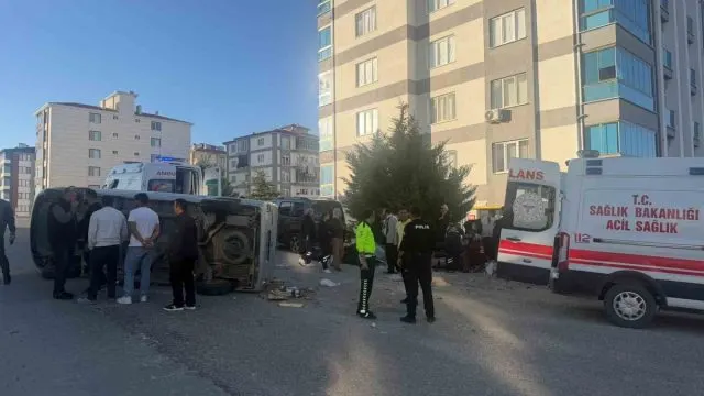 Sivrihisar'da Çarpışan Minibüs Yan Yattı: 5 Yaralı