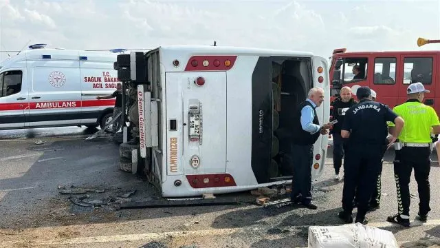 Antalya-Isparta Yolunda Midibüs Kazası: 17 Yaralı, 1'inin Durumu Ağır