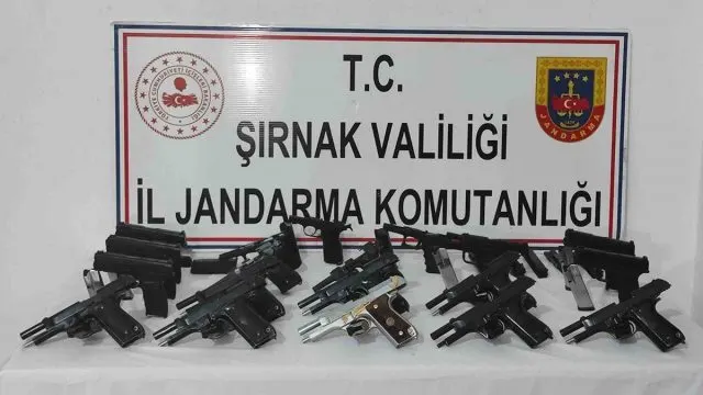 Şırnak’ta Durdurulan Üç Tırdan Tabanca Ve Uyuşturucu Çıktı Şırnak’ta Durdurulan Üç Tırdan Tabanca Ve Uyuşturucu Çıktı