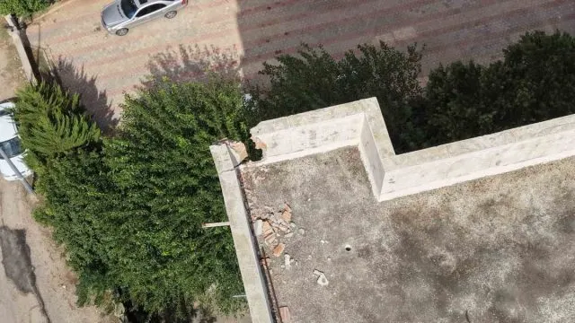 Kozan'da Yıldırımın İsabet Ettiği Çatıdan Kopan Parçalar İki Araca Zarar Verdi