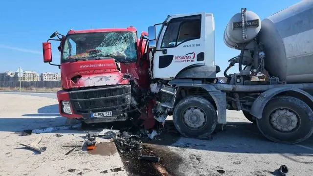 Avcılar’da İki Beton Mikseri Kavşakta Çarpıştı