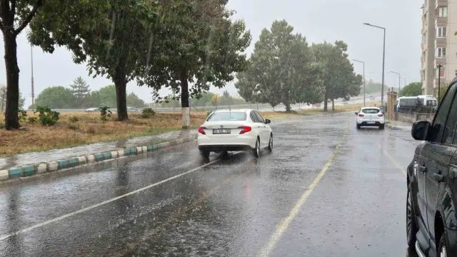 Tekirdağ Süleymanpaşa'da Sağanak Trafiği Yavaşlattı