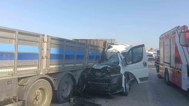 Kırıkkale'de Minibüs Emniyet Şeridindeki Tıra Çarptı