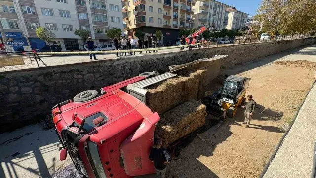 Tosya’da Park Halindeki Saman Yüklü Tır Kuruçay’a Uçtu Tosya’da Park Halindeki Saman Yüklü Tır Kuruçay’a Uçtu
