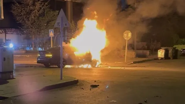 Talas'ta Kontrolden Çıkan Otomobil Alev Aldı: 2 Yaralı