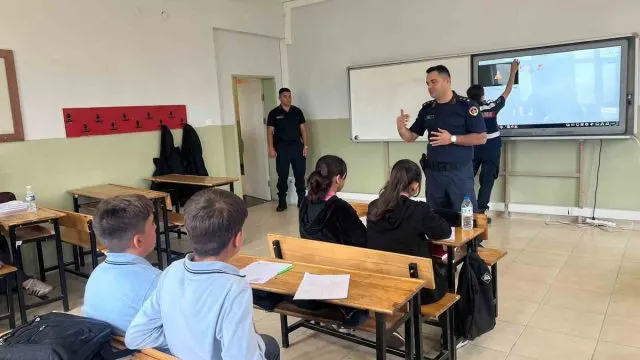 Bilecik’te Öğrencilere Güvenli Yaşam Ve Siber Güvenlik Anlatıldı Bilecik’te Öğrencilere Güvenli Yaşam Ve Siber Güvenlik Anlatıldı