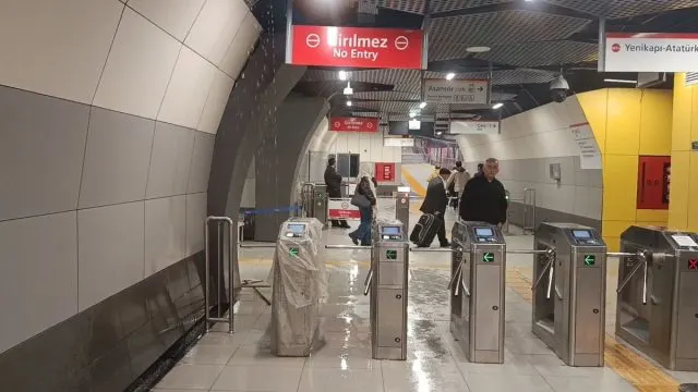 Yenibosna Metro İstasyonunda Tavandan Su Sızıntısı Şaşkınlık Yarattı