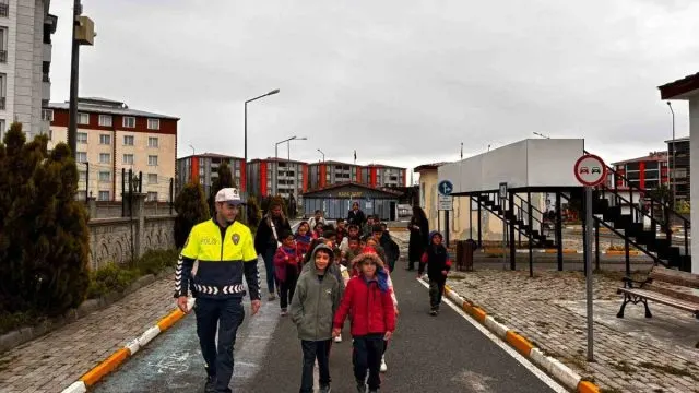 Kars'ta Öğrencilere Trafik Güvenliği Eğitimi Verildi Kars'ta Öğrencilere Trafik Güvenliği Eğitimi Verildi
