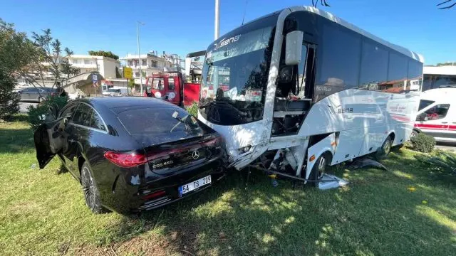 Alanya'da Kavşakta Midibüs Ve Otomobil Çarpıştı