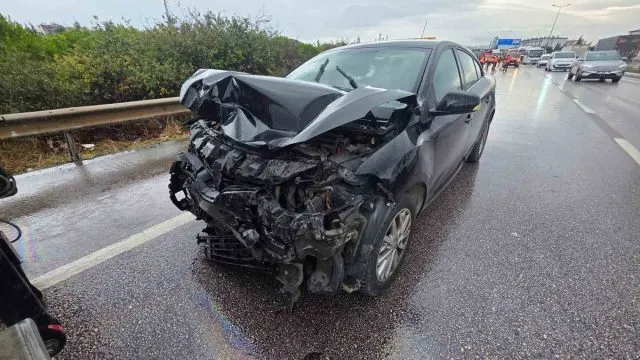 Bandırma'da Rüzgar Gülü Taşıyan Araca Arkadan Çarpan Otomobilde 4 Yaralı Bandırma'da Rüzgar Gülü Taşıyan Araca Arkadan Çarpan Otomobilde 4 Yaralı