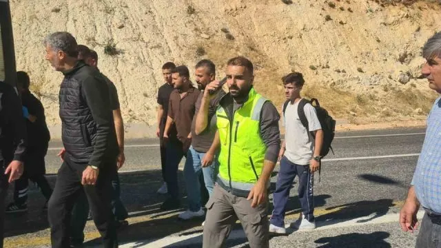Siirt-Eruh Yolunda Devrilen Ponza Yüklü Tırın Sürücüsü Ağır Yaralandı
