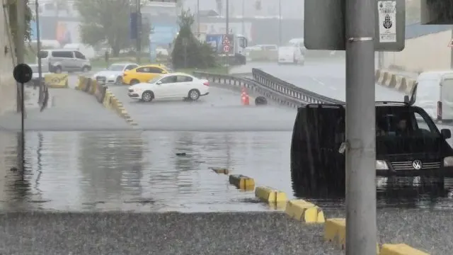 Sultangazi’de Alt Geçit Sağanak Sonrası Suya Gömüldü Sultangazi’de Alt Geçit Sağanak Sonrası Suya Gömüldü