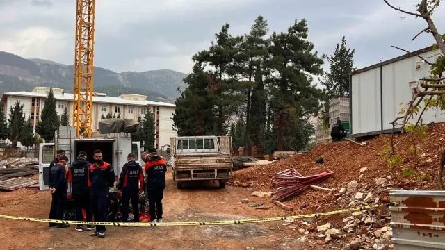 Onikişubat'ta İki Okulda Gaz Alarmı: 20 Öğrenci Hastaneye Götürüldü Onikişubat'ta İki Okulda Gaz Alarmı: 20 Öğrenci Hastaneye Götürüldü