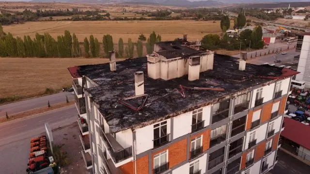Beyşehir'de Çatı Yangını Sonrası 20 Aile Evlerine Dönemiyor Beyşehir'de Çatı Yangını Sonrası 20 Aile Evlerine Dönemiyor