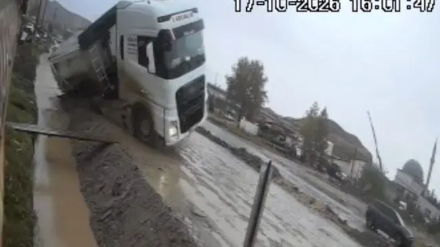 Çorum Sanayi Bölgesinde Taş Yüklü Tır Kanala Devrildi