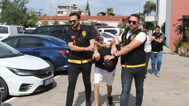 Adana’da Firari Şüphelinin Çektiği El Bombası Koli Bandıyla Sabitlendi