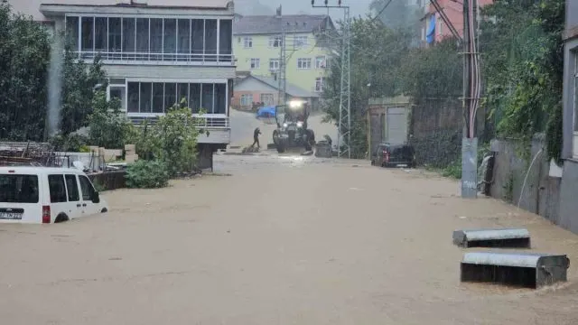 Zonguldak'ta Sağanak Ulaşımı Olumsuz Etkiledi: Yollar Göle Döndü
