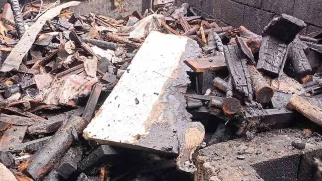 Van İpekyolu'nda Odunluk Yangını Yarım Saatte Söndürüldü Van İpekyolu'nda Odunluk Yangını Yarım Saatte Söndürüldü