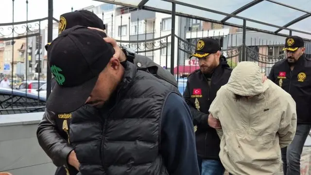 Eskişehir’de Tüfekli Kavga Sonrası 5 Şüpheli Adliyede Eskişehir’de Tüfekli Kavga Sonrası 5 Şüpheli Adliyede