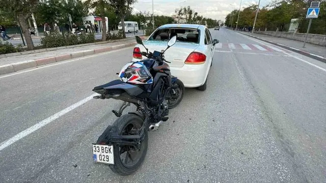 Karaman'da Duran Otomobile Çarpan Motosiklet Sürücüsü Yaralandı Karaman'da Duran Otomobile Çarpan Motosiklet Sürücüsü Yaralandı