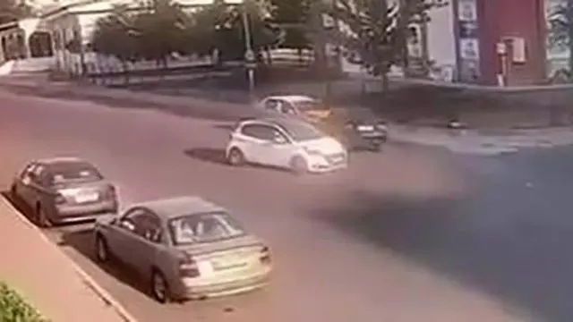 Kayapınar’da Park Halindeki Taksiye Çarpan Otomobil Kamerada