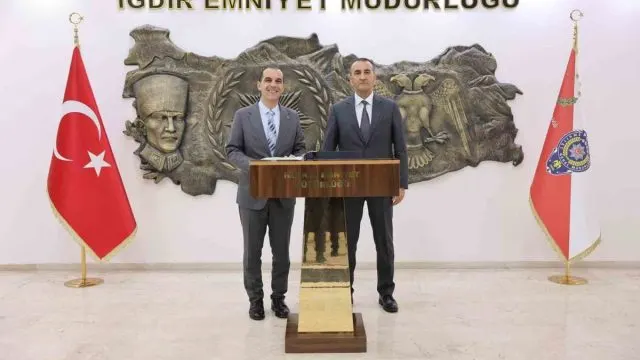 Iğdır Valisi Taşolar’dan Emniyet Müdürü Er’e İadeiziyaret Iğdır Valisi Taşolar’dan Emniyet Müdürü Er’e İadeiziyaret