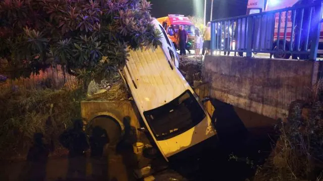 Şiddetli Yağışta Sulama Kanalına Düşen Otomobilde 2 Yaralı