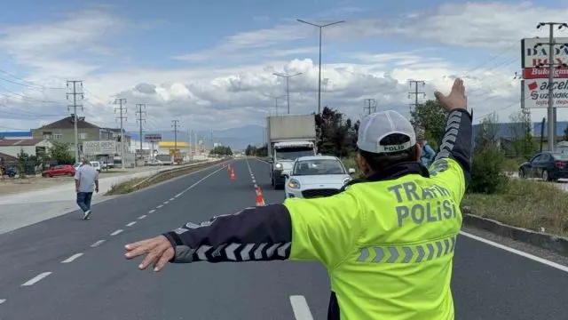 Düzce’de Trafik Denetimlerinde 1.230 Sürücüye Ceza Düzce’de Trafik Denetimlerinde 1.230 Sürücüye Ceza