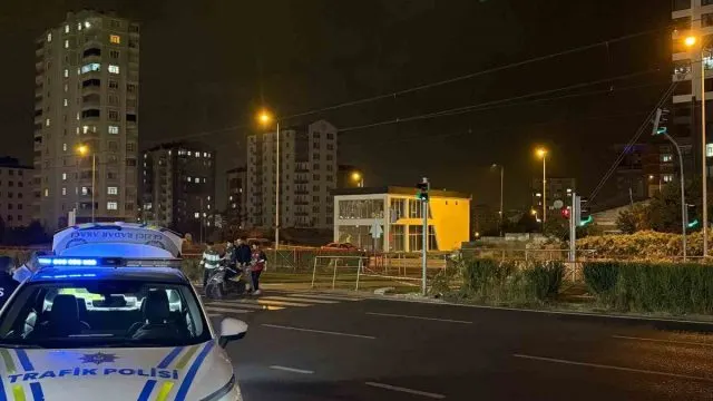 Melikgazi'de Tramvayla Çarpışan Motosikletin Sürücüsü Hastaneye Kaldırıldı