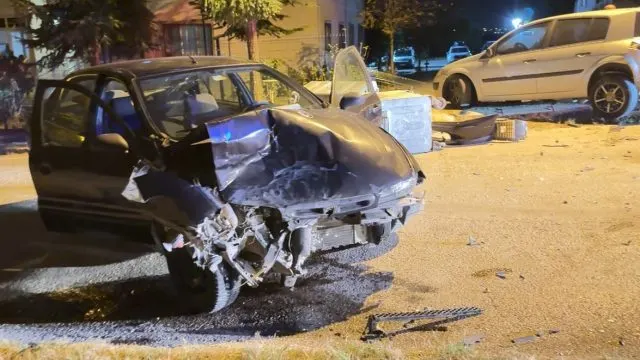Edirne’de Kontrolden Çıkan Otomobil Çöp Konteynerlerinde Durdu