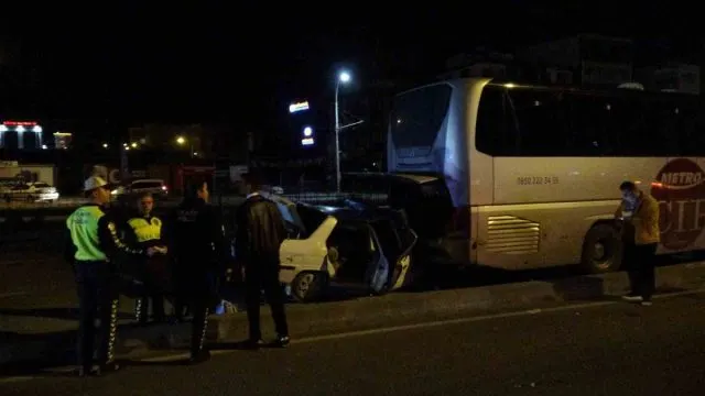 Malatya'da Arızalı Otobüse Çarpan Otomobilde 3 Yaralı Malatya'da Arızalı Otobüse Çarpan Otomobilde 3 Yaralı