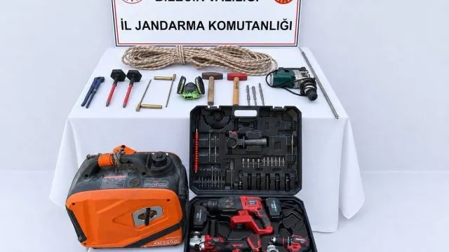 Gölpazarı’nda Define Arayan 5 Şüpheli Suçüstü Yakalandı Gölpazarı’nda Define Arayan 5 Şüpheli Suçüstü Yakalandı