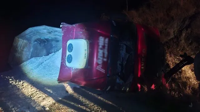 Aydın'da Kum Yüklü Tır Devrildi: Bir Yaralı, Yol Kapandı