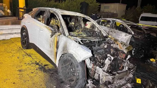 Kuşadası'nda Oto Galeri Önündeki İki Araç Ateşe Verildi Kuşadası'nda Oto Galeri Önündeki İki Araç Ateşe Verildi