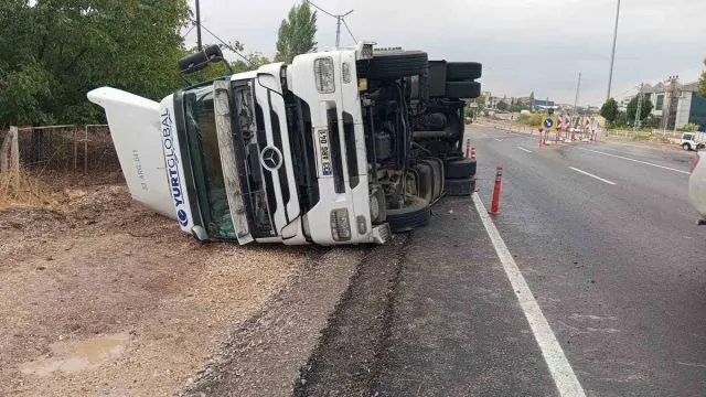Adıyaman Gölbaşı'nda Yan Yatan Tırda Sürücü Yaralanmadı