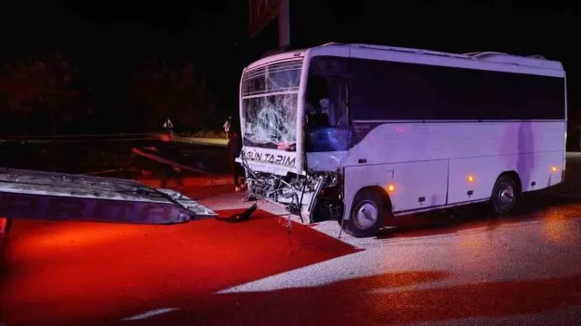 Keçiborlu'da Tarım İşçilerini Taşıyan Midibüs Tıra Çarptı