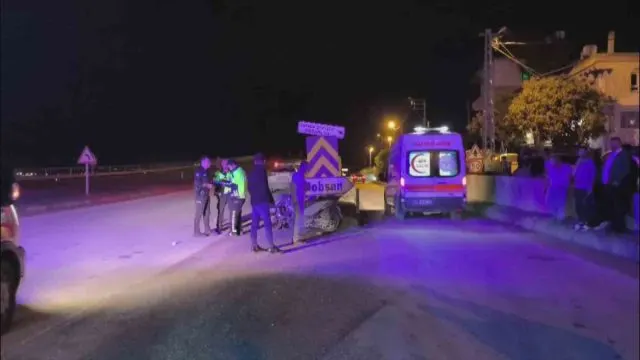 Antakya'da Motosiklet Bariyere Çarptı: 2 Kişi Yaralandı